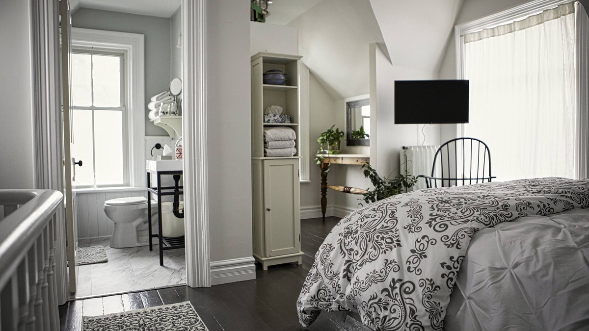 Elora Apartment | Victorian Apartment in the heart of Elora