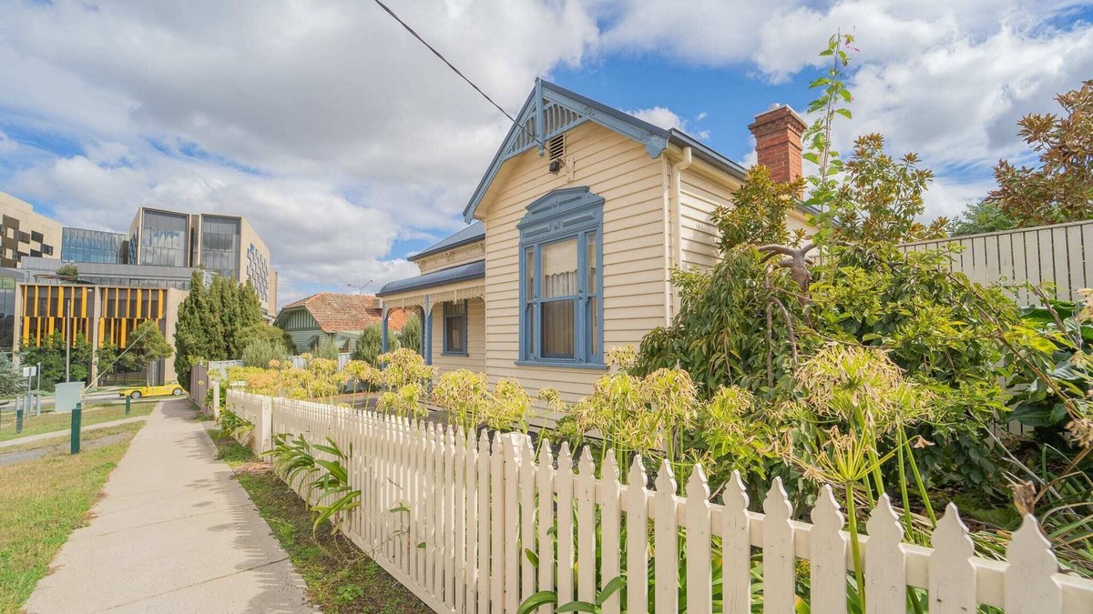 North Bendigo House | Victorian Cottage Memoir Walk to Hospital