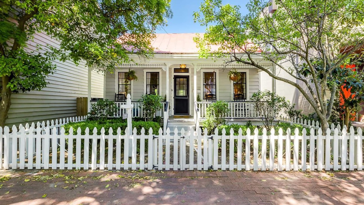Historic Downtown Savannah House | Victorian Cottage Near Forsyth Park