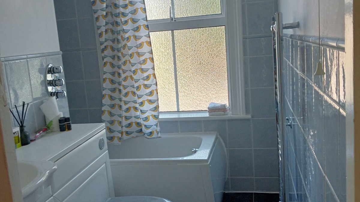 Staines House | Victorian Charm Home near Thorpe park, Heathrow Airport and Windsor.
