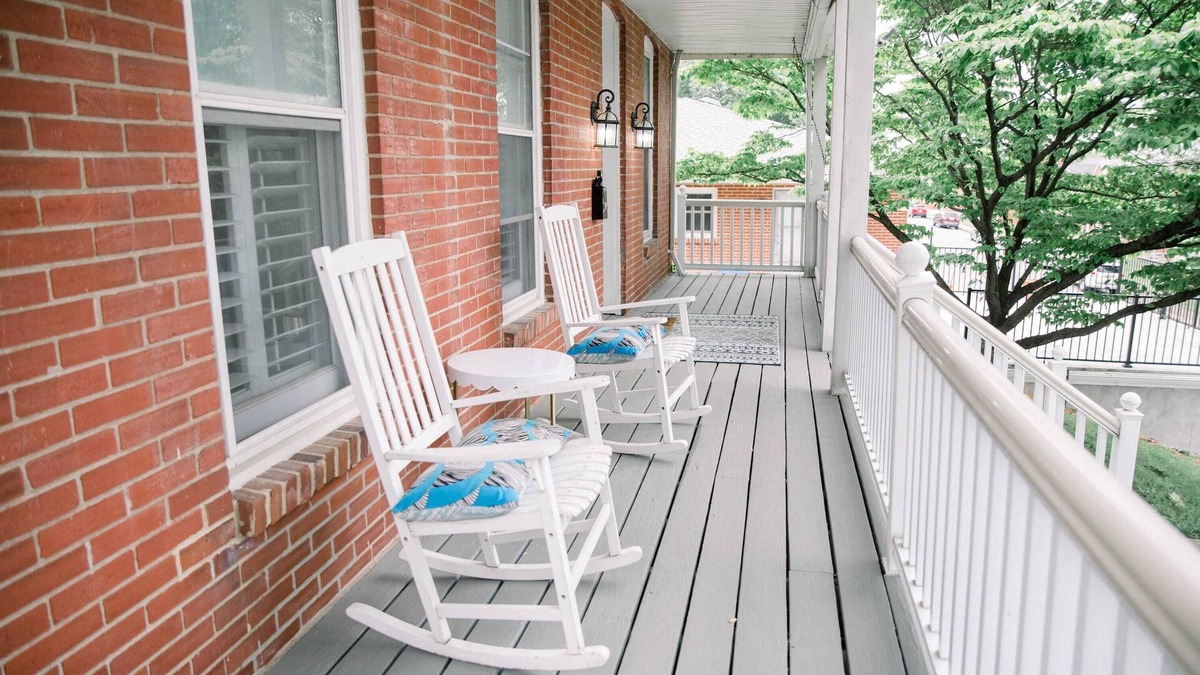 St. Charles House | Victorian Gem Steps from Main St – Sleeps 9 & Pets