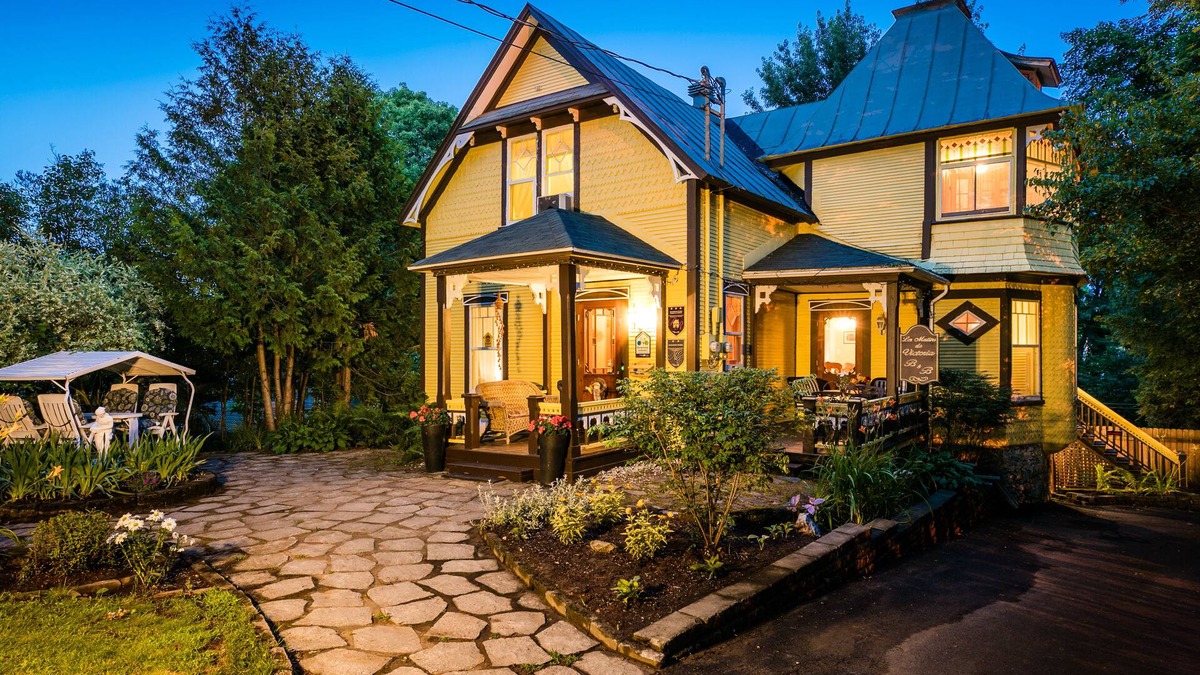 Waterloo House | Victorian house, built in 1870. (5) bedrooms, (4) bathrooms and a Hot Tub