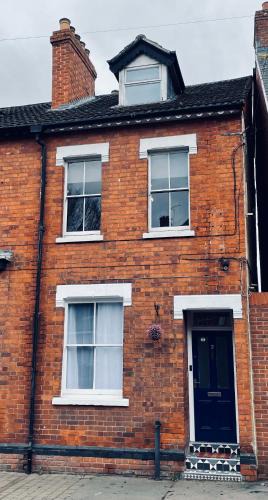 Newent House | Victorian red-brick home in picturesque market town