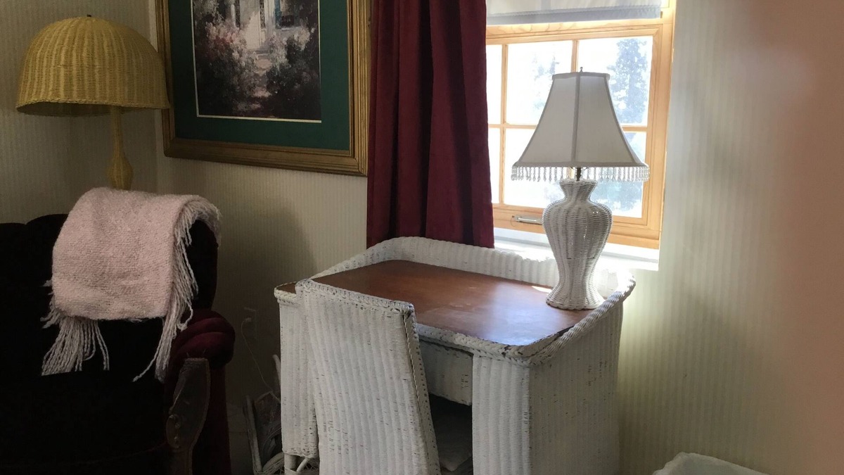 L'Anse Hotel | Victorian rose room located in the Ivory Mansion