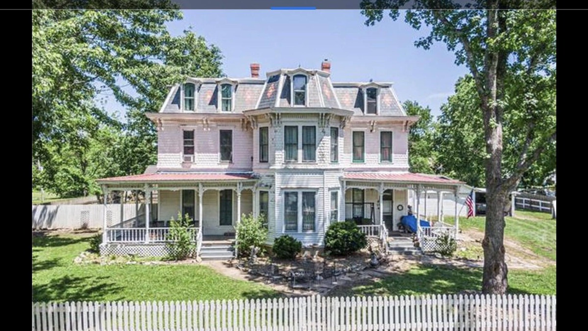 Blue Mound House | Victorian Style Mansion- Family oriented and perfect escape.