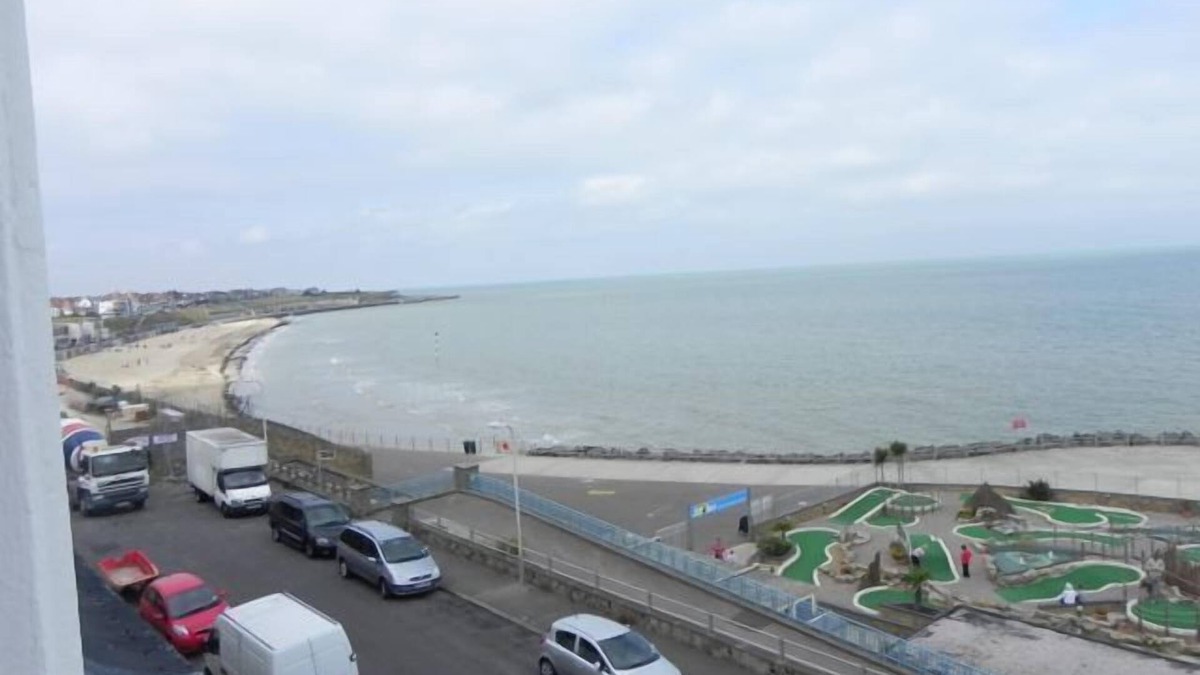 Margate House | Victorian Town House Sleeps 12, Overlooking Blue Flag Sandy Beach