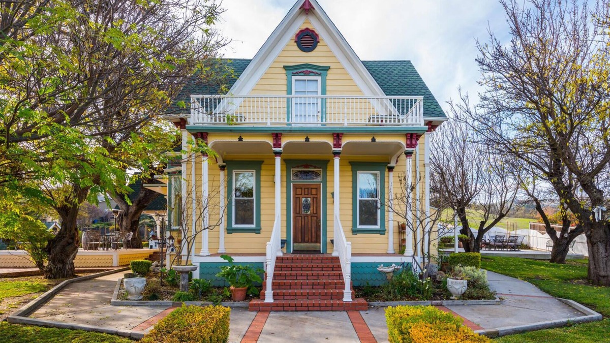 Paso Robles House | VICTORIAN VILLA - Hot Tub, Pool Table &, Amazing Outdoors
