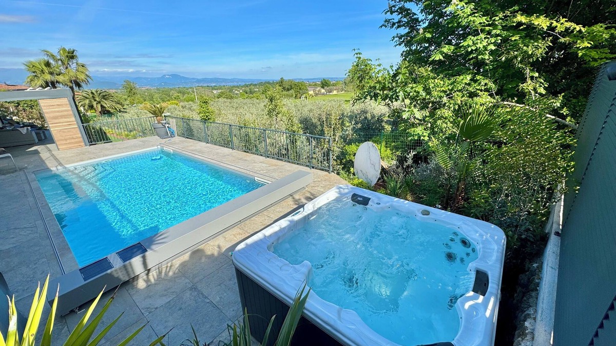 Padenghe sul Garda Villa | VICTORY GARDA RELAIS 3-bedroom villa in fabulous Soiano with pool, Jacuzzi, WiFi