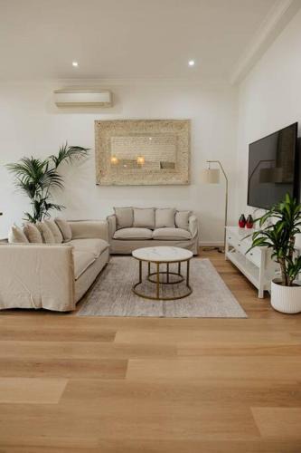 Hamilton House | Vida Hamilton - 3 bed, 2 bath kids playground!