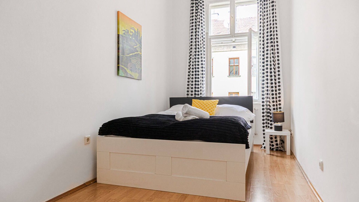 Neulerchenfeld Apartment | Viennese 3BR Apt. Near Wiener Stadthalle & Central