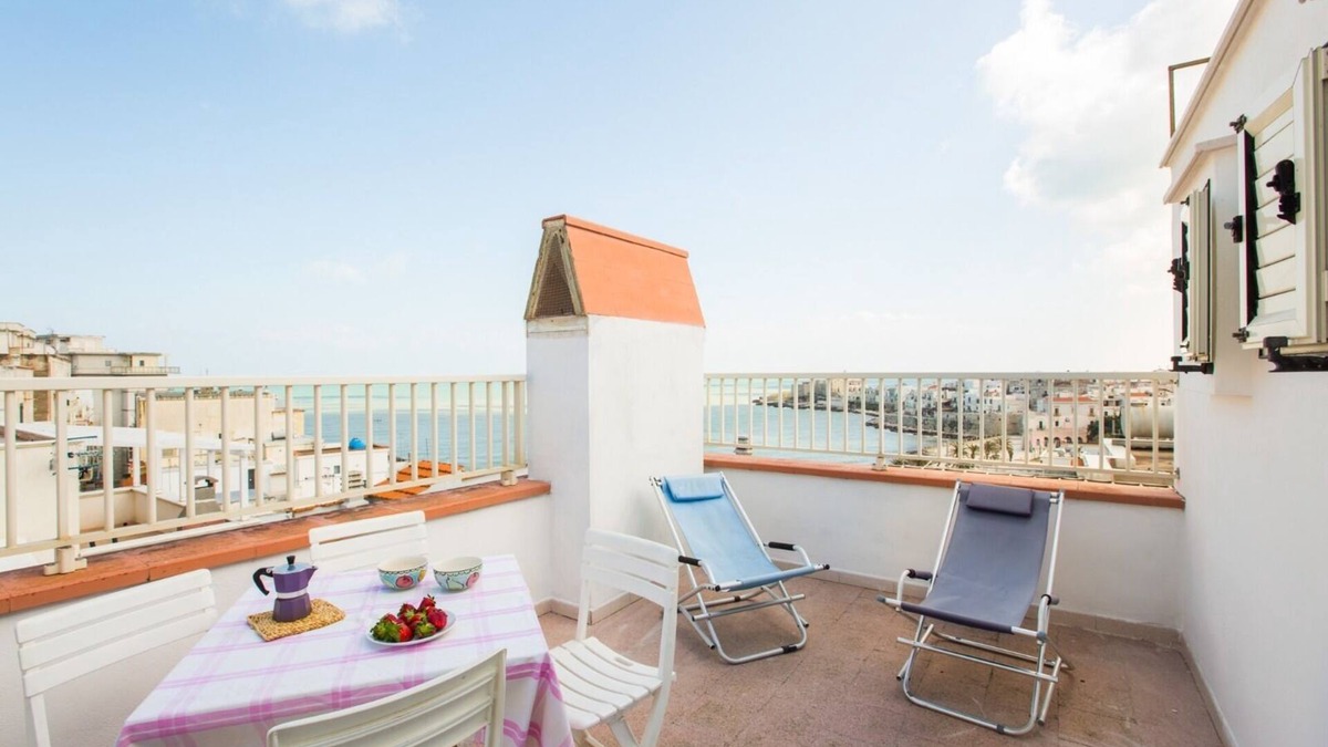 Chiesiola Apartment | VIESTE: SCALINATELLA AT SEApanoramic, central, 3-minute walk to the beach