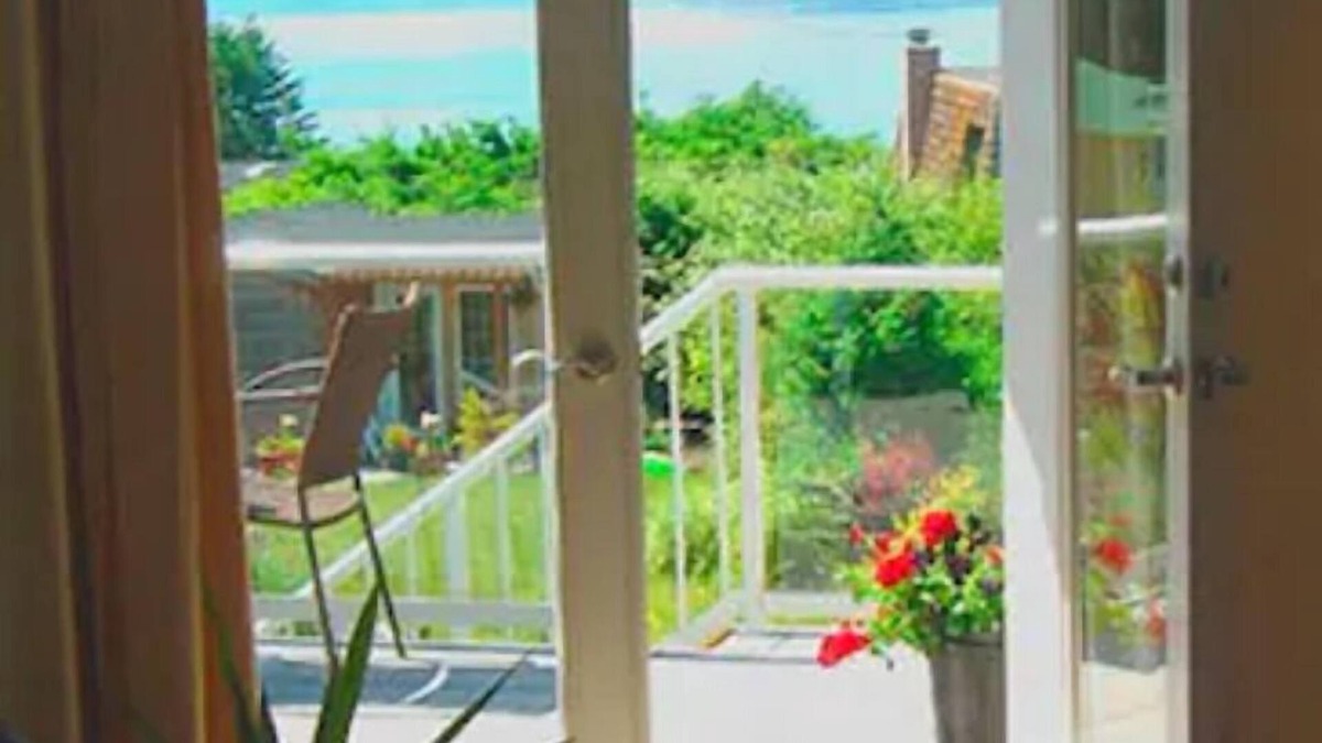 Clinton House | View Beach cottage the 'Library' Guest House, Useless Bay
