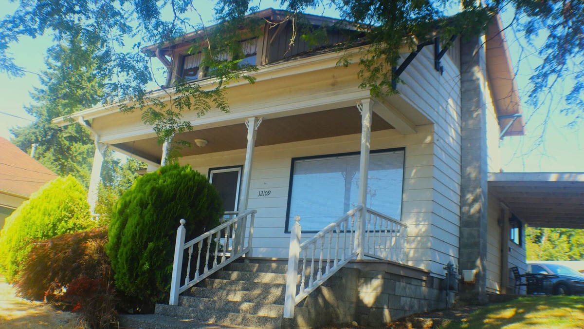 Lake Stevens House | View Cottage - One block to Lake Stevens and downtown, BBQ on covered patio!