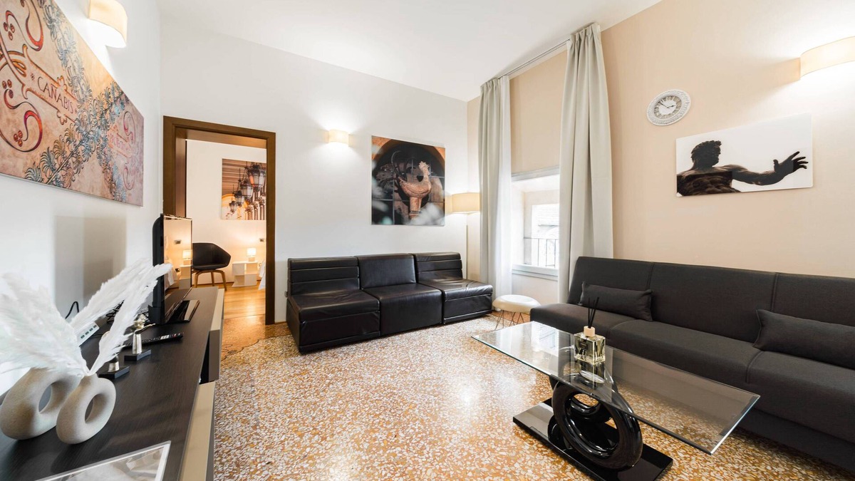 Historic Center Apartment | View of Piazza Maggiore - Arcadian By ImmoBo - Bologna Center