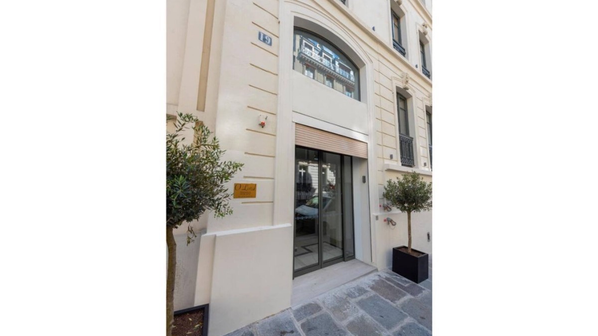 Faubourg-du-Roule Apartment | View of the Sacré-Coeur basilica & the Montmartre