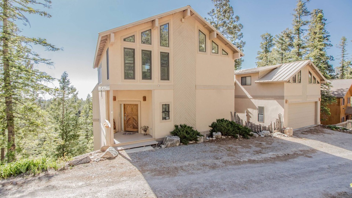 Cloudcroft House | View of White Sands/Tularosa Basin, hot tub & a/c in the Village of Cloudcroft!