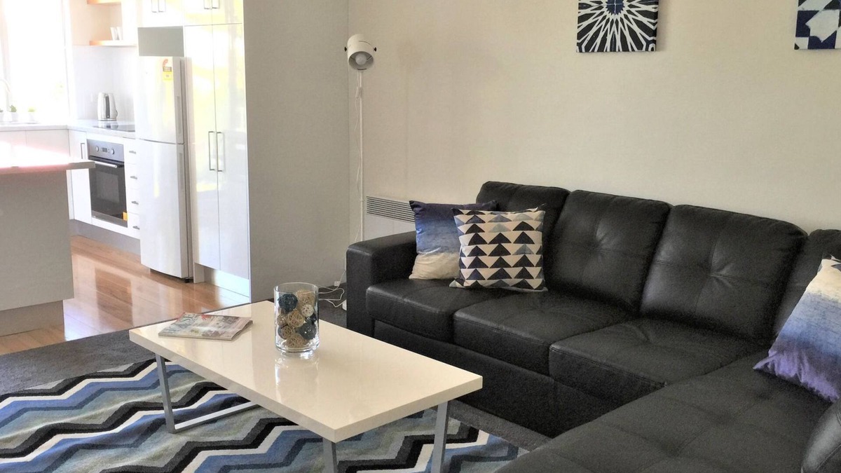 Sandy Bay Apartment | View Street Apartment Car park 650m to shops