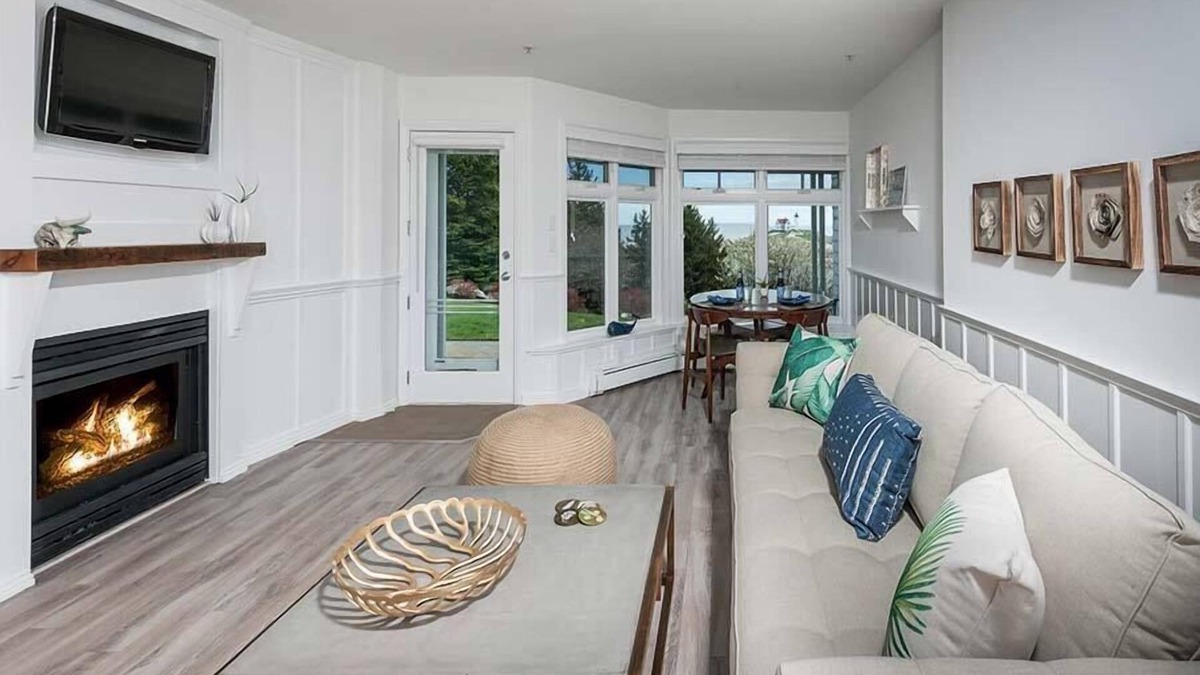 York Beach House | ViewPoint - 1BR Bedroom View Suite 107