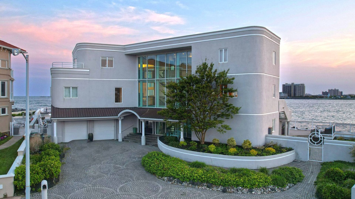 Southend House | VIEWS FROM EVERY ROOM!