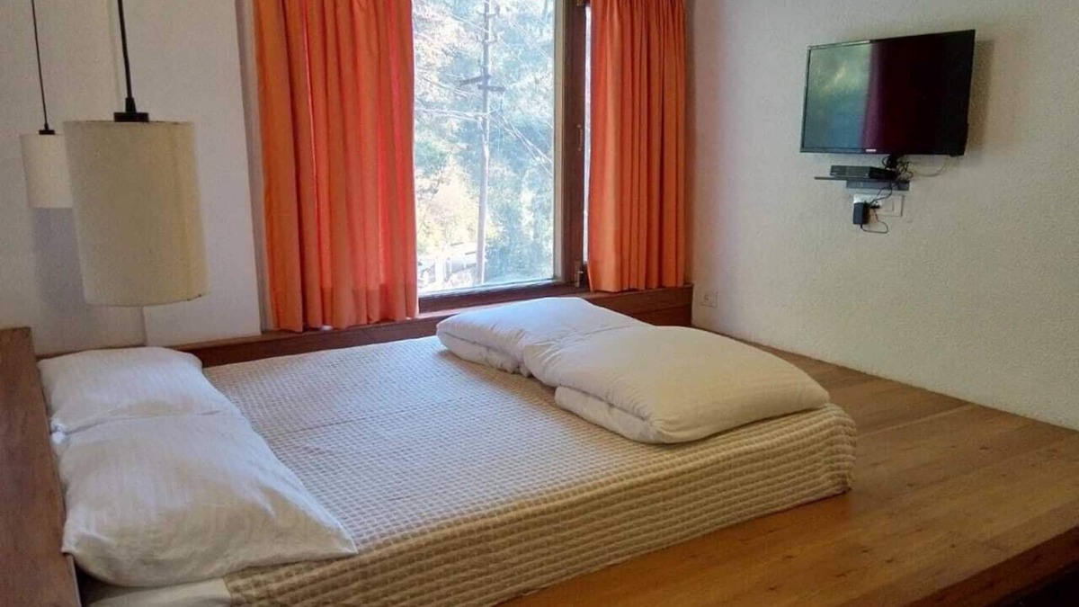 Shimla Apartment | Views from top of Shimla, 600 M from the Mall Road and The Ridge, Drive - in