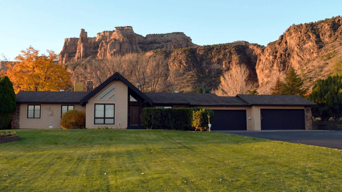 Redlands House | Views+, Spacious Home, Hot Tub, Ski/Hike/Golf, base of the CO Nat'l Monument!