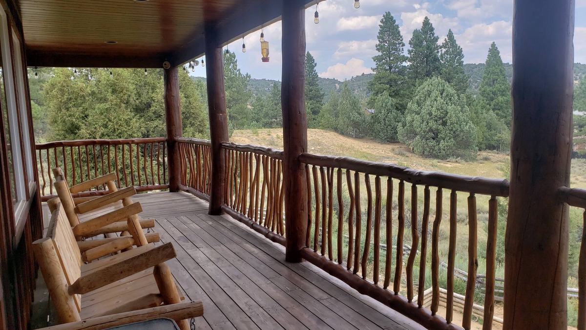 Long Valley Junction Cabin | Views! Spacious Cabin central to Bryce & Zion National Park!
