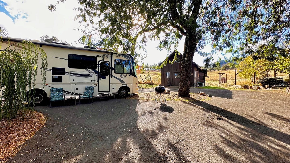 Medford House | VIEWS -Wineries-Gated -Garden-Fruit Trees-Rogue X