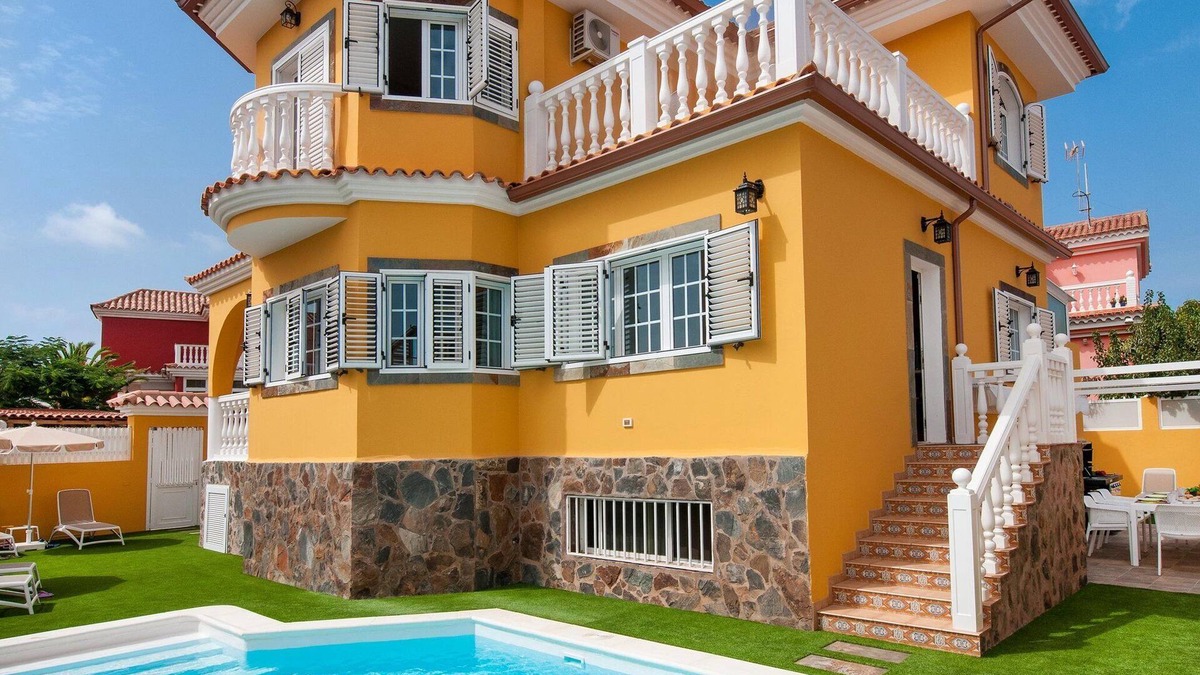 Sonnenland Villa | Villa Comoda | Sonnenland | Spacious Luxury | Private Heated Pool | Stunning.