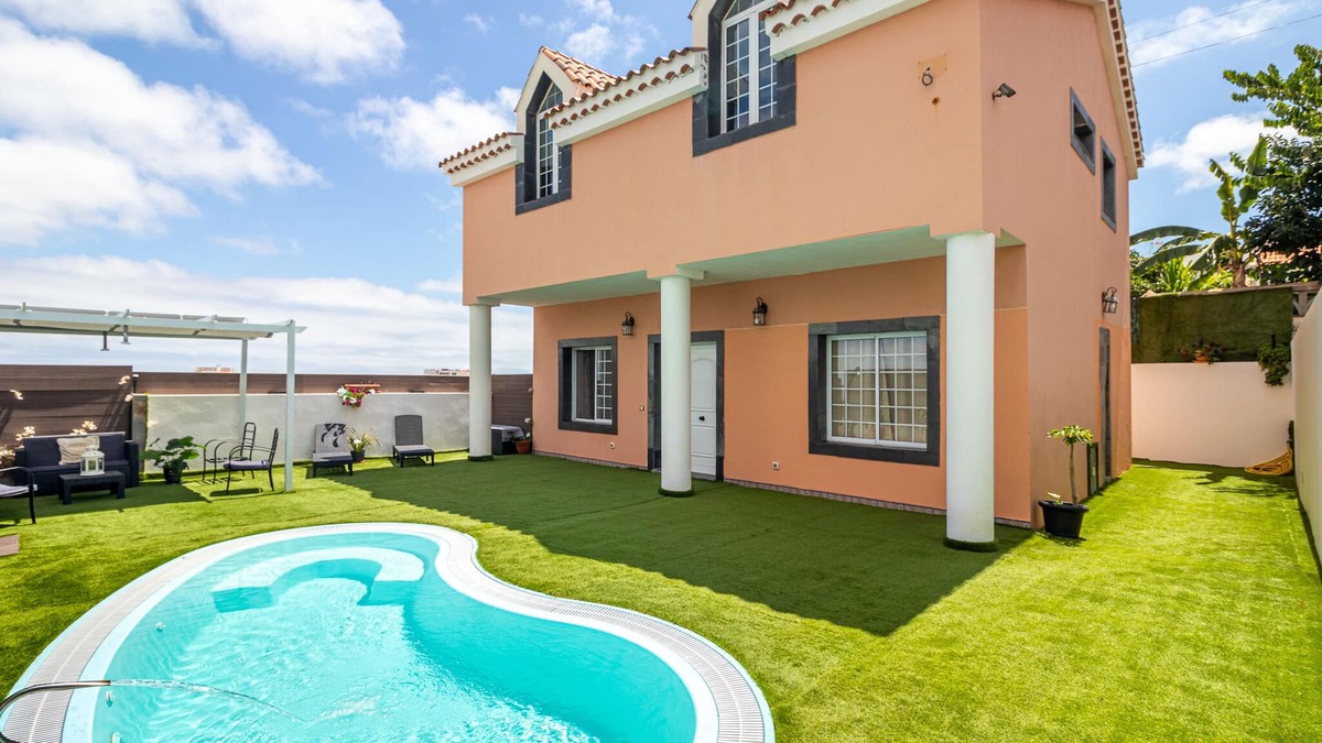 Las Palmas de Gran Canaria Villa | VILLA SAMPEREZ, P.ALTA Pool + Garden + BBQ + 3 Bedrooms + 6 People