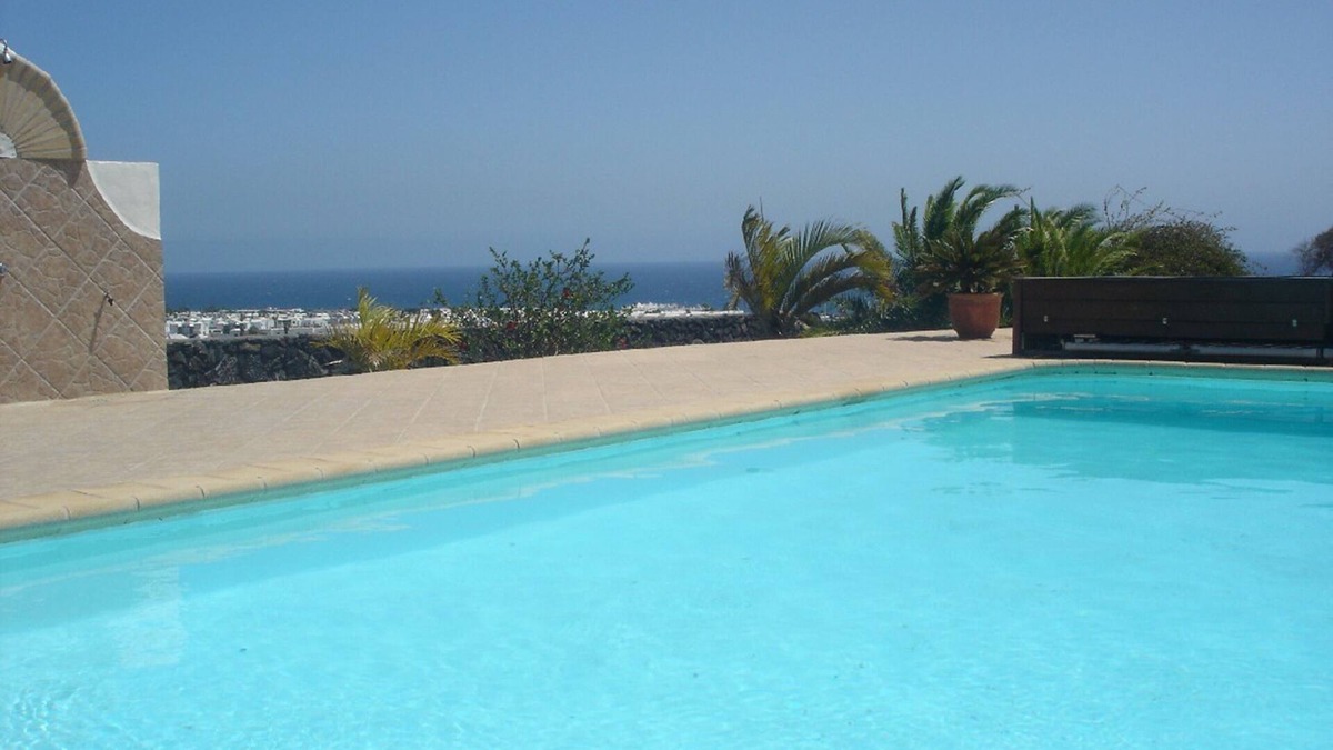 Puerto del Carmen Villa | VILLA/HOLIDAY HOUSE BETWEEN GOLF COURSE AND BEACH WITH POOL SAUNA AND JACUZZI