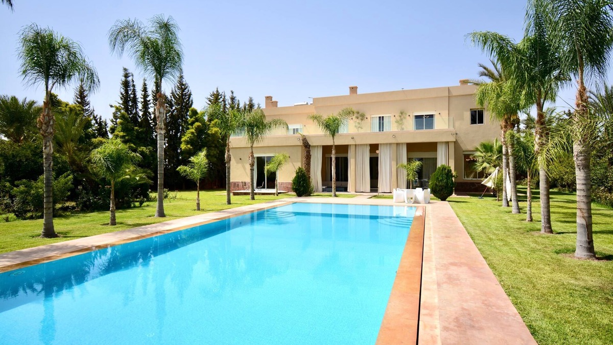 Oulad Hassoune Villa | Vila 1400m2. Terrain 1 ha. 7 suites avec SDB, cheminée et dressing. Piscine.