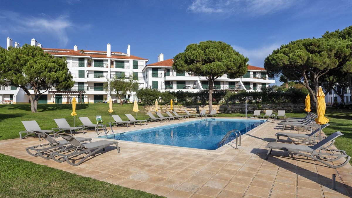 Quarteira Apartment | Vila Sol: Nice apartment with large south-facing terrace and view of own park