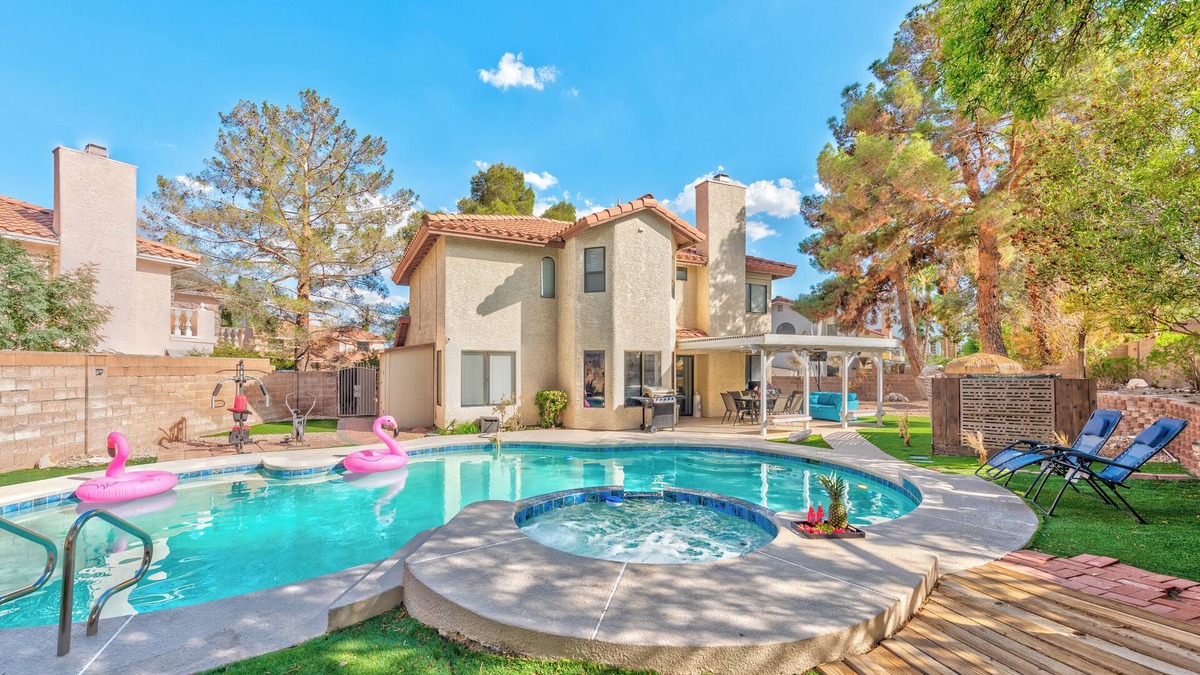 Spring Valley House | Vila ZEN- With Pool & Jacuzzi, pool table, Pokertable, Basketball N the Strip