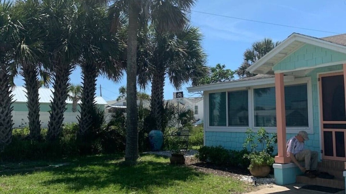 Vilano Beach Cottage | Vilano Beach Cottage, 1/2 block to Surfside Beach. Historic Capo Cottage