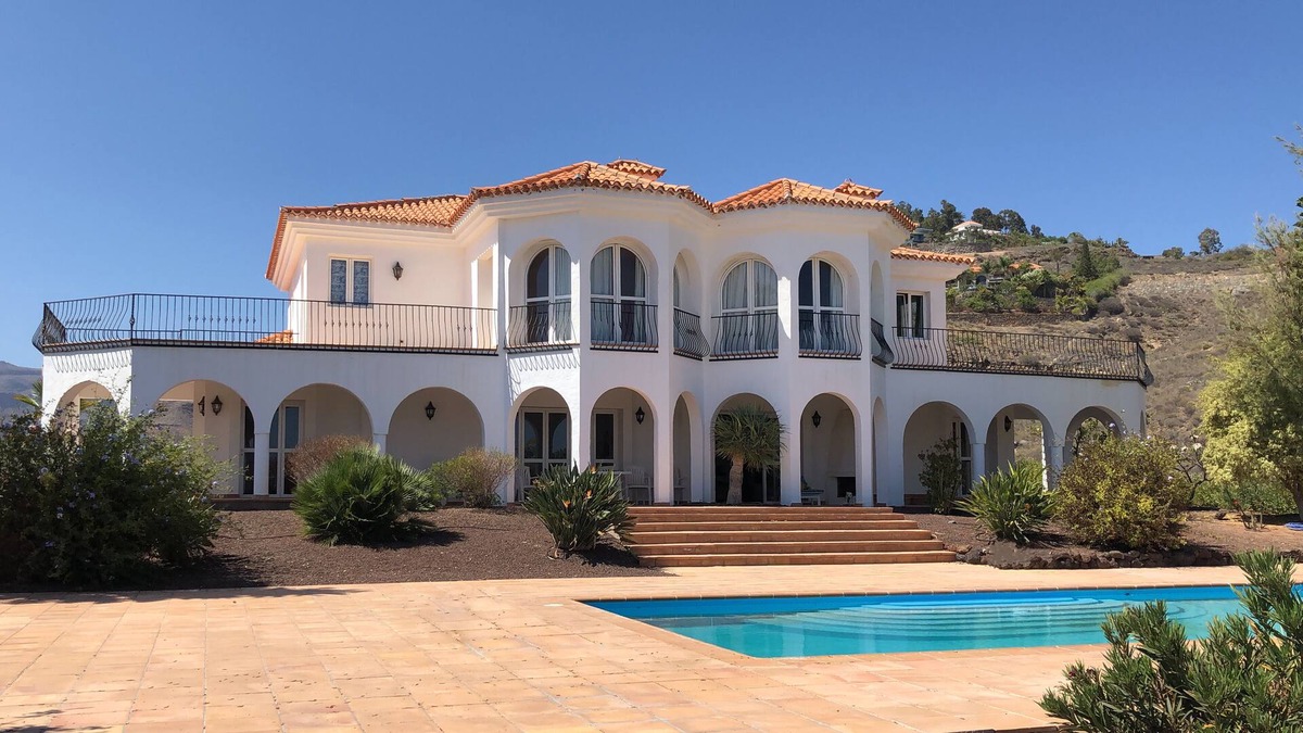 Monte Leon Villa | Villa El León Blanco Right