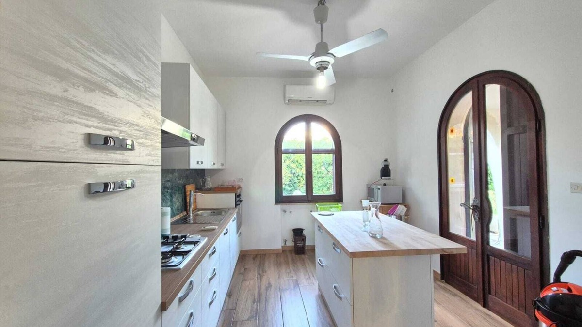 Sarroch Villa | Villa bifamiliare con giardino con tre camere da letto a 300 MT dalla spiaggia