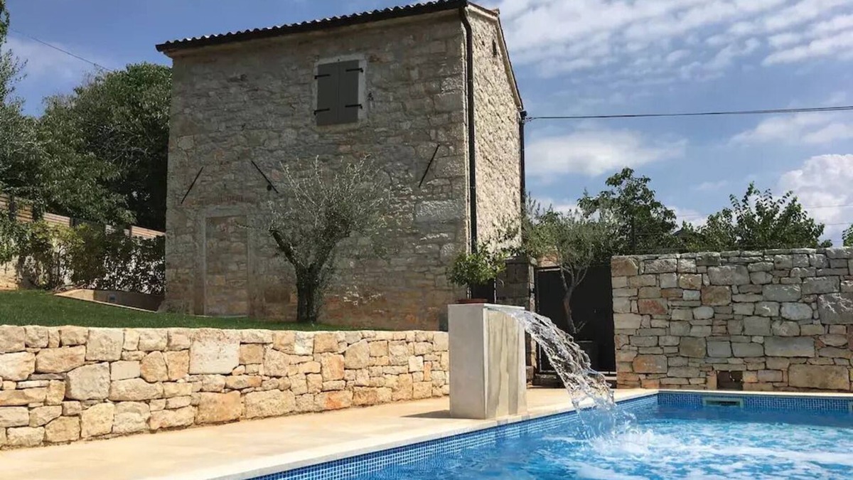 Labinci House | Villa Šterna II-Charming vacation home, 2 p, garden, quiet, pool, 10 min beach, WiFi