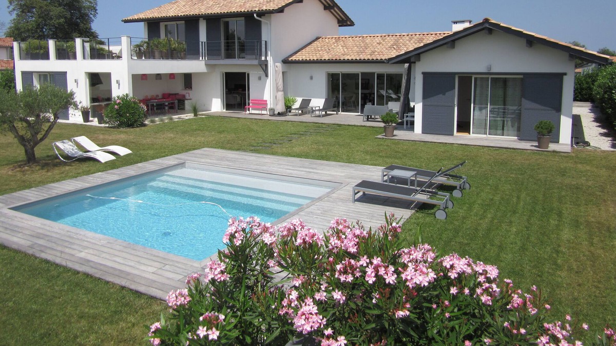 Arcangues Villa | Villa 2 km from Biarritz, 10 people, 5 bedrooms, swimming pool, petanque
