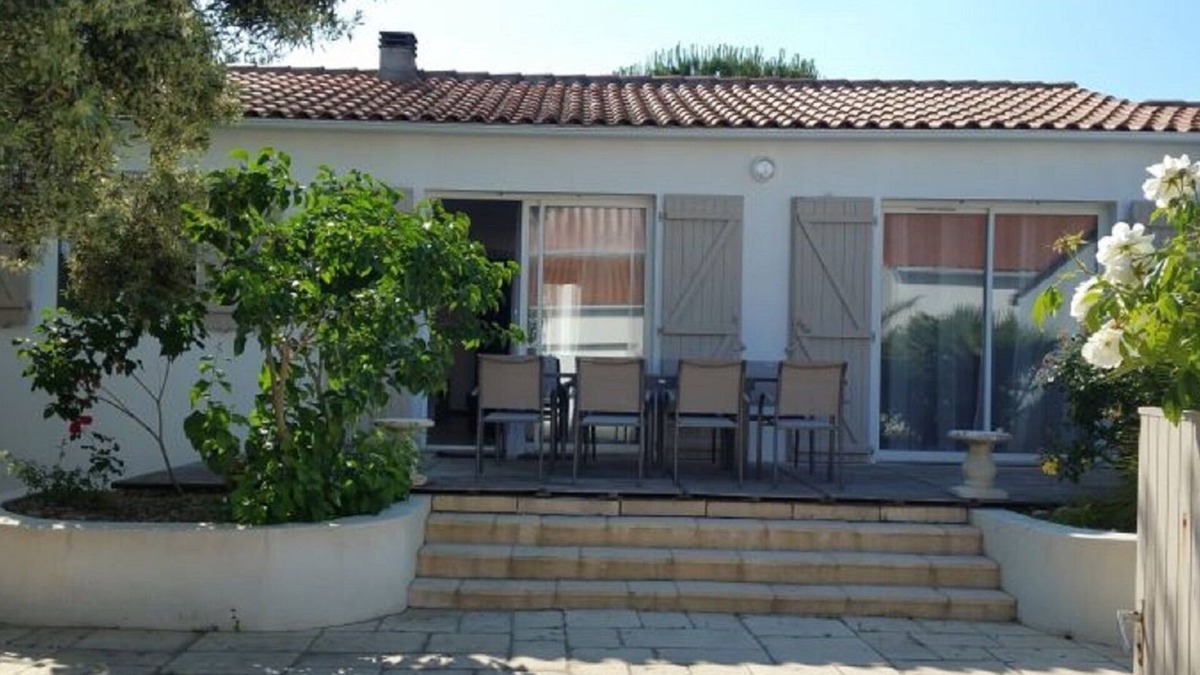 Saint-Martin-de-Re House | Villa 6-8 Personnes - Jacuzzi - 100m des Commerces - 1000m de la Plage - Parking