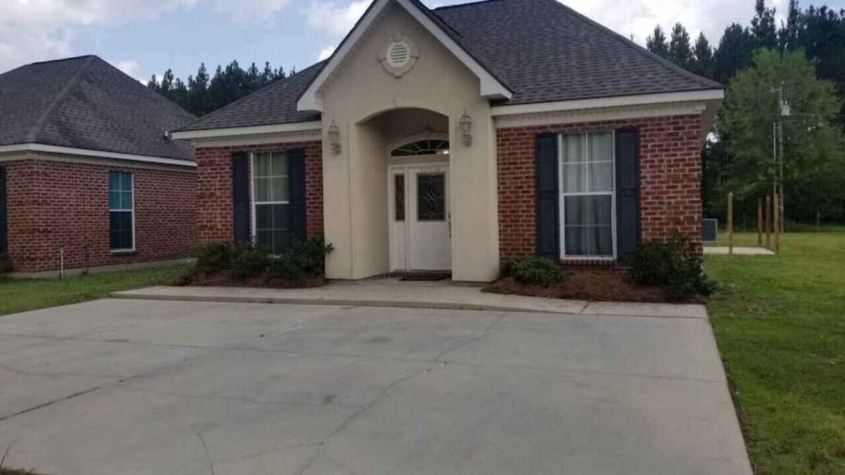 Pine Grove Apartment | Villa 8, spacious townhouse in Tickfaw, LA