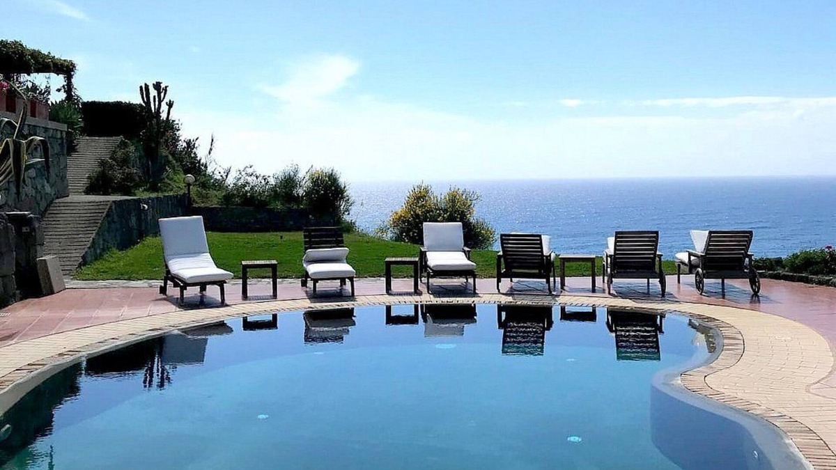 Forio Villa | Villa Alisea: A splendid two-story villa located on a hillside, facing the sea, with Free WI-FI.