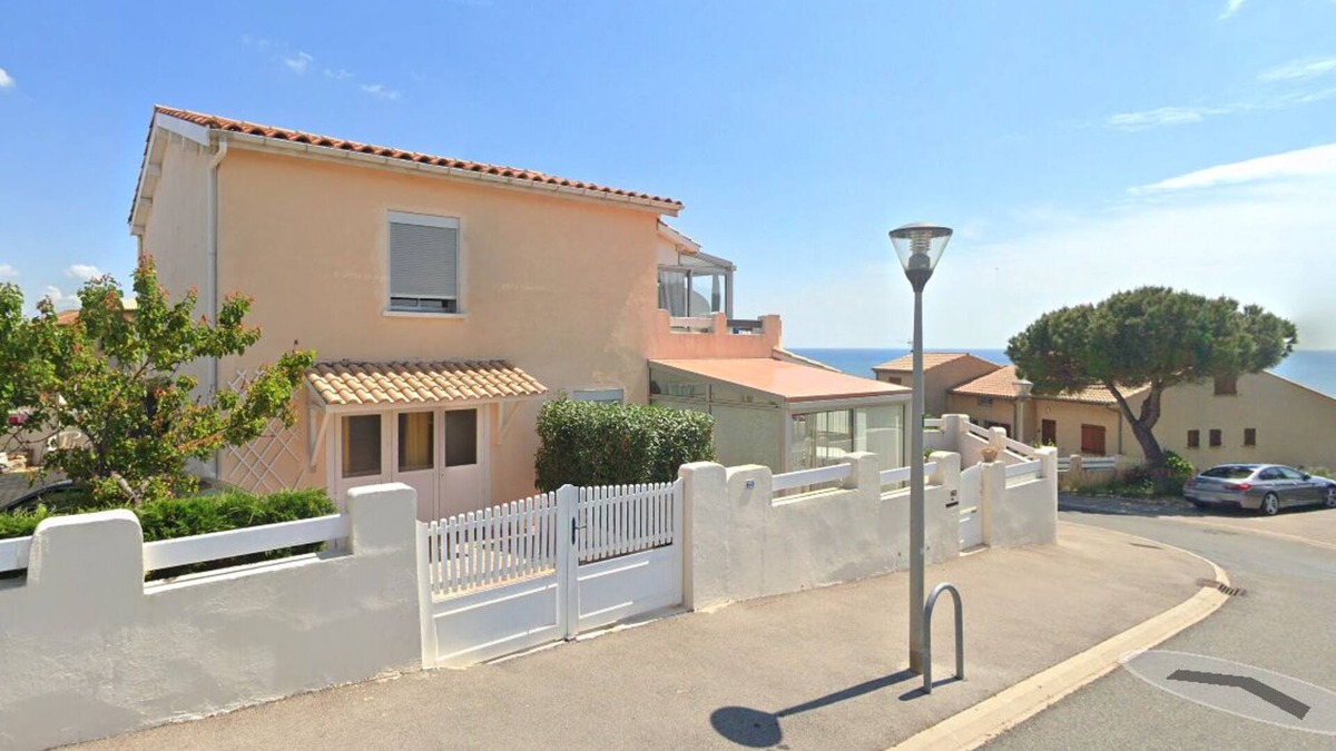 Saint-Pierre-la-Mer Villa | Villa, all mod cons, enclosed with seaside view