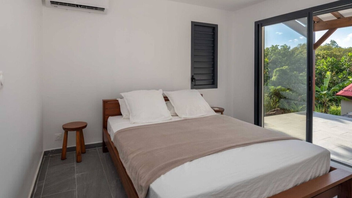 Les Abymes House | Villa Amazonia near new hospital swimming pool