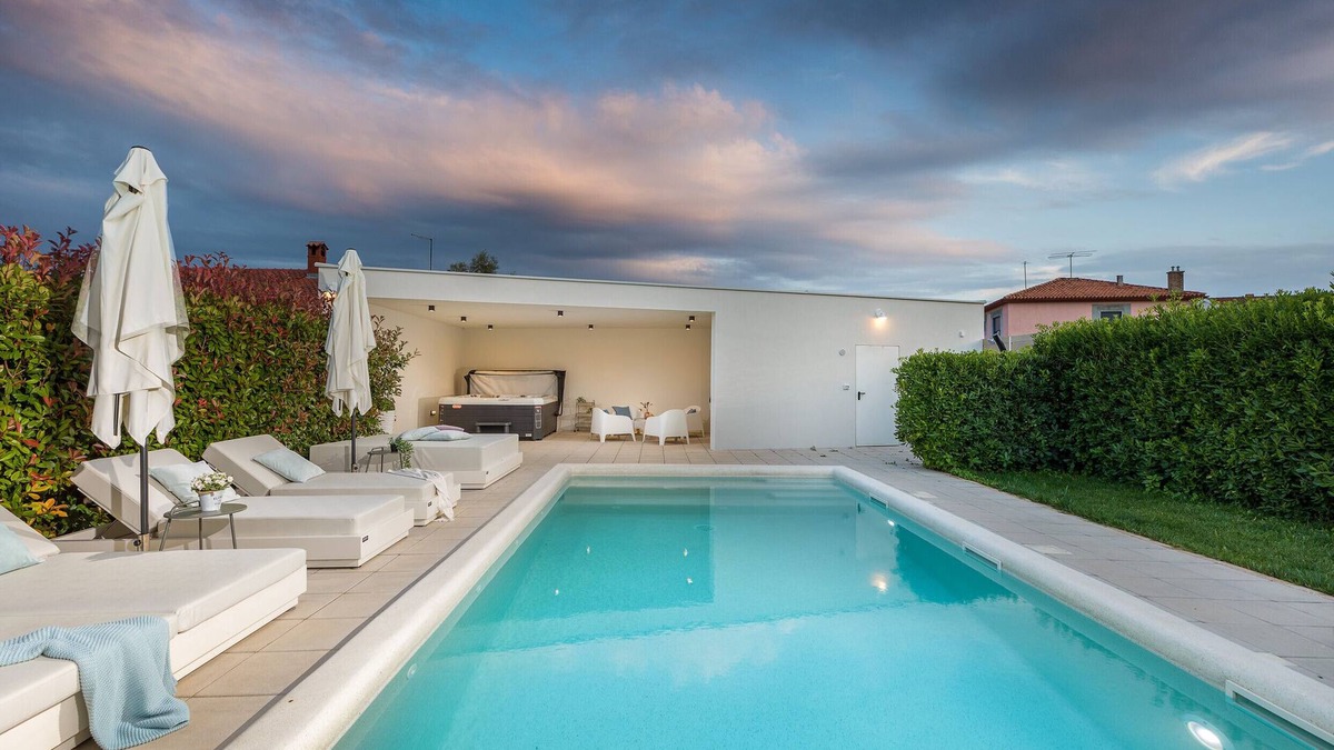 Gregovica Villa | Villa Amia in Pula for 6 people with jacuzzi & kids playground - pet friendly