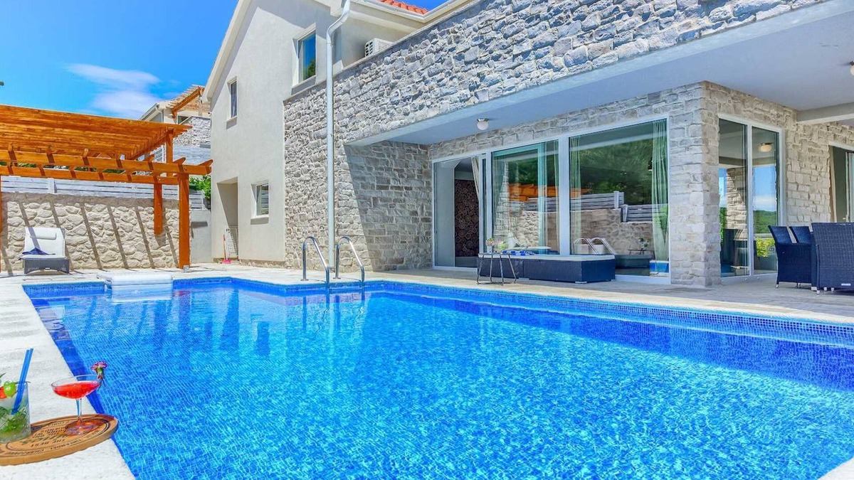 Pitve Villa | Villa Anandas - 8 bedroom villa with sea views, a pool, sauna and a hot tub for 16+4 guests