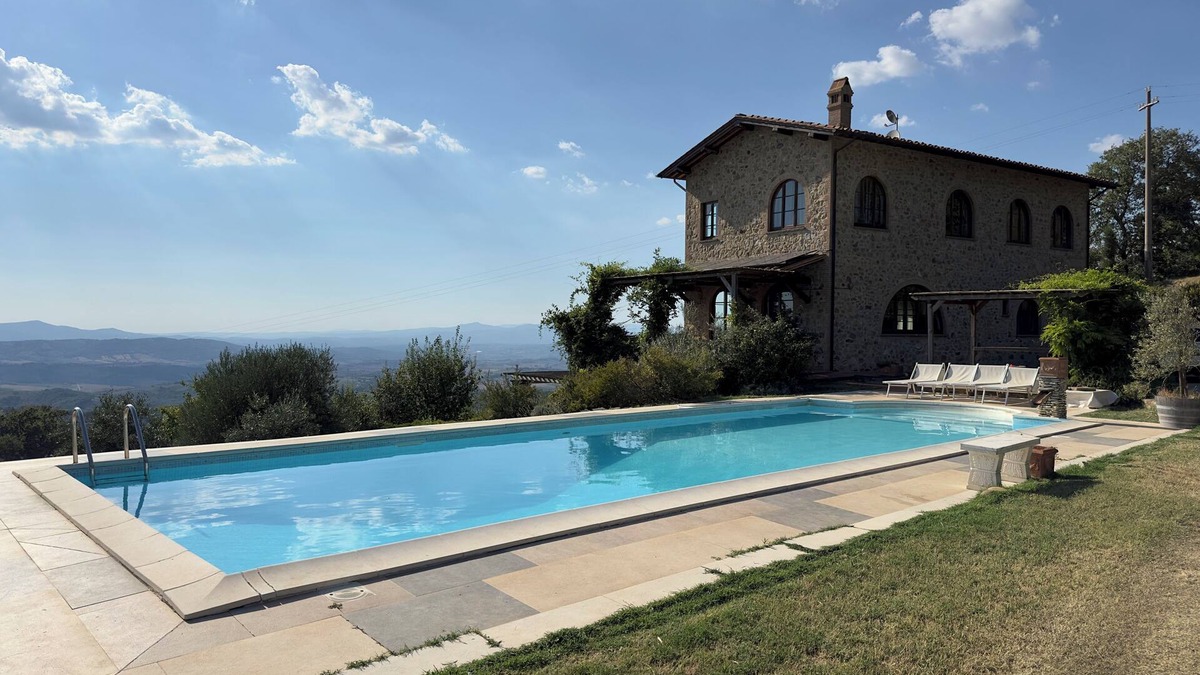 Cinigiano Villa | Villa and pool, next to typical Tuscan vineyards and olive groves, breathtaking sunsets