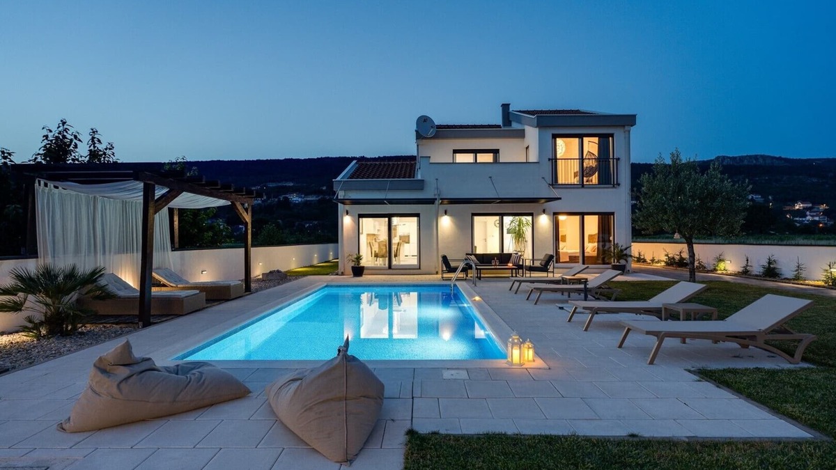 Donji Prolozac Villa | Villa Anja is a 4-bedroom villa with a 32 sqm heated pool near Imotski