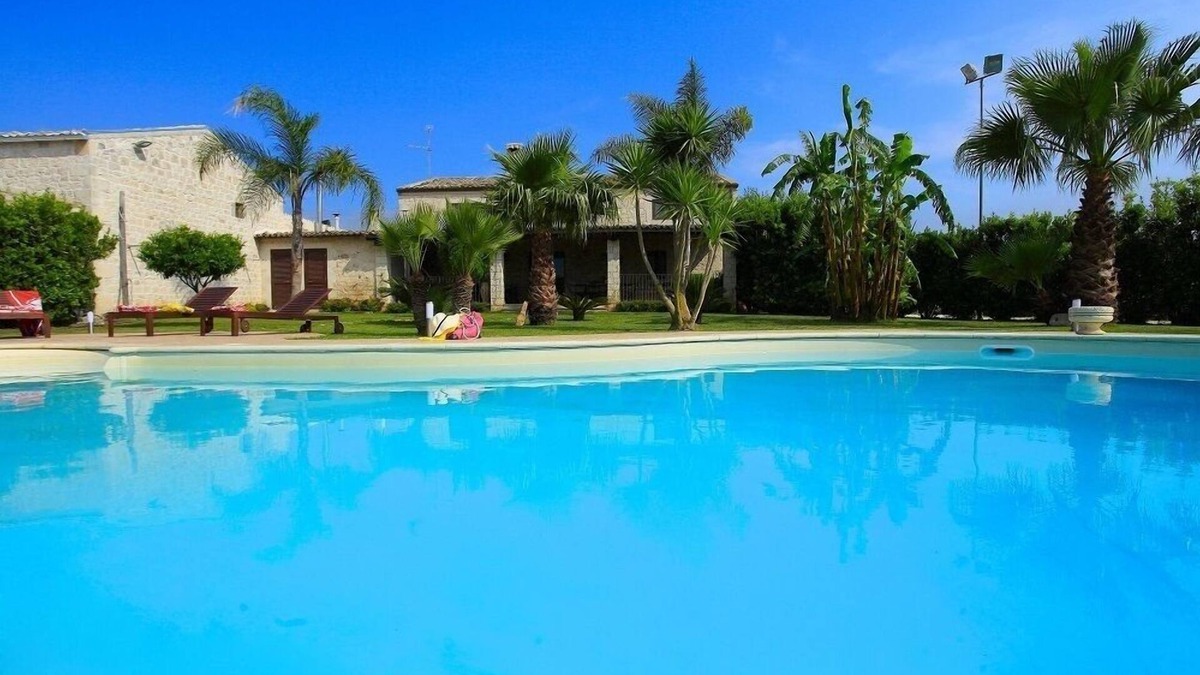 Scicli Villa | VILLA ANTICA AIA - SWIMMING POOL, 7 ROOMS WITH BATHROOM AND WIFI IN SCICLI