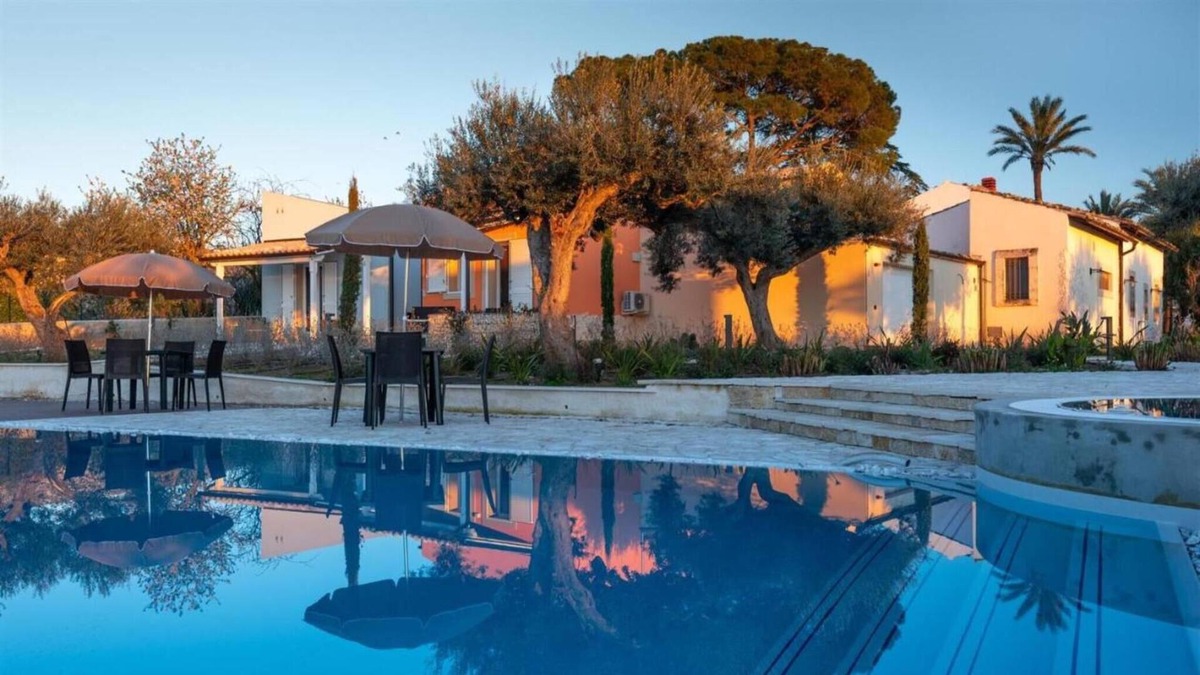 Chiaramonte Gulfi Villa | Villa 'Arancione' with View Over the Shared Pool, Wi-Fi and Air Conditioning