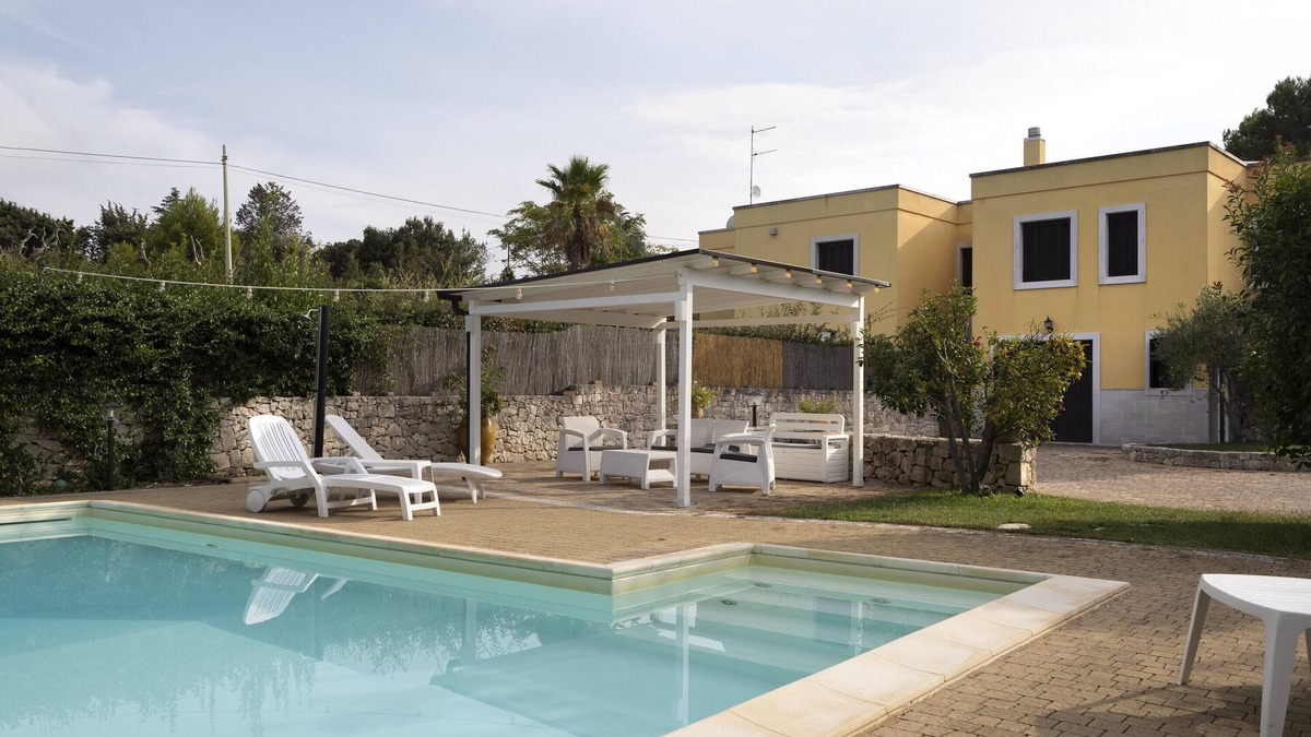 Selva di Fasano Villa | Villa 'Arisa with Pool' with Shared Pool, Wi-Fi and Air Conditioning
